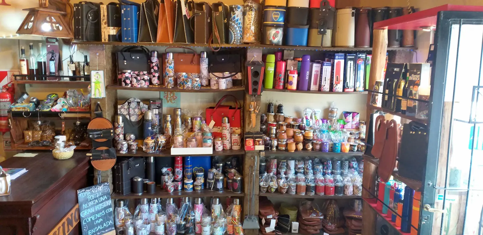 diVinos Tienda de Vinos, Regionales y Regalería